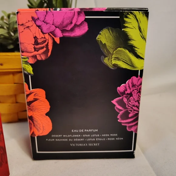 Victoria's Secret Bombshell Wild Flower  Eau De Parfum 1.7 fl.oz. NEW OPEN BOX - Picture 4 of 6